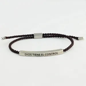 Bracciale regolabile in corda intrecciata inciso in acciaio inossidabile con testo religioso.