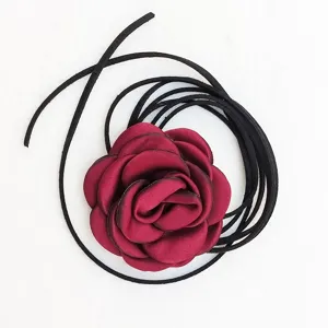 Vista dettagliata della collana choker con rosa in tessuto francese vintage con cordino nero.