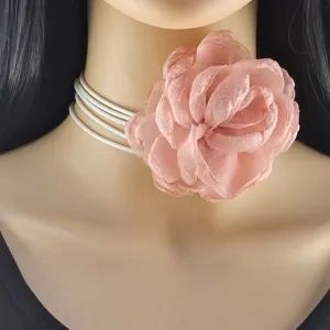 Collana girocollo con fiore in tessuto fatto a mano con design a camelia 3D e fascia multi-filo.