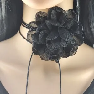 Collana choker fiore in tessuto nero elegante, catena clavicola allacciatura camelia 3D.