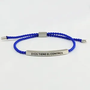 Bracciale in corda intrecciata blu con barra incisa in acciaio inox, misura regolabile.
