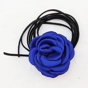 Collana choker con fiore di rosa in tessuto blu e lunghi lacci in camoscio nero, dettaglio.