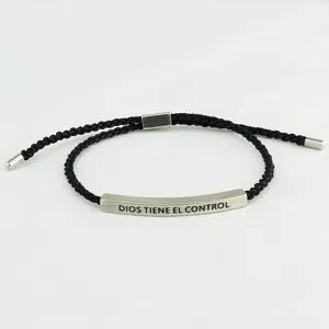 Stile bracciale regolabile intrecciato inciso con barra in acciaio inossidabile.