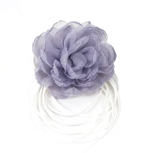 Collana girocollo con camelia in tessuto fatta a mano con lacci di nastro bianco multipli da donna.