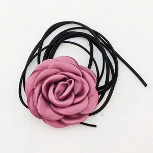 Collana girocollo vintage francese in tessuto con fiore di rosa e cinturino scamosciato nero.