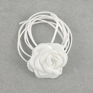 Elegante collana girocollo con fiore di camelia in tessuto bianco e lunghi nastri per donne