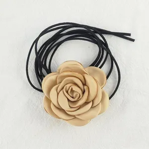 Collana choker con fiore di camelia in tessuto retrò francese e cordino in pelle.