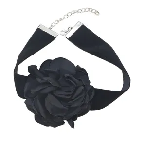 Collana girocollo con fiore di camelia in velluto nero, gioiello floreale vintage.