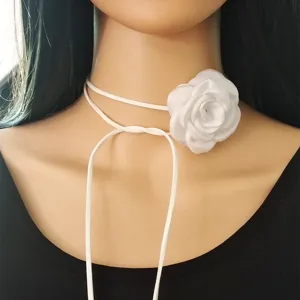 Dettaglio collana girocollo camelia bianca, elegante accessorio floreale da donna.
