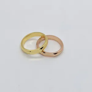 Set di anelli in metallo bicolore minimalista, accessorio di gioielleria alla moda chic.