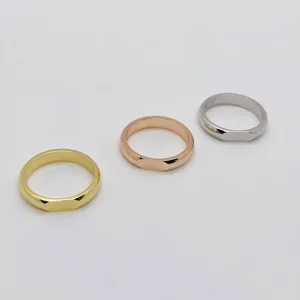 Anello in metallo piatto minimalista, disponibile in finitura oro, oro rosa, argento.