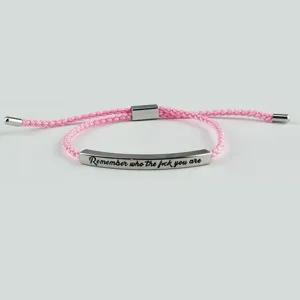 Bracciale regolabile intrecciato rosa con barra metallica incisa citazione di moda