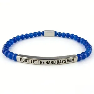 Bracciale di perline blu con barra curva incisione in acciaio inossidabile dettaglio.