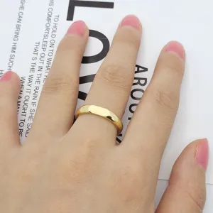 Anello a sigillo piatto placcato in oro in primo piano, elegante gioiello minimalista.
