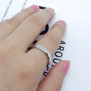 Primo piano dettagliato di un anello in metallo liscio minimalista gioiello da dito quotidiano.