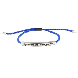 Bracciale in corda intrecciata blu regolabile con barra metallica incisa, gioiello alla moda.