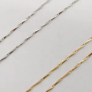 Vue détaillée de chaînes métalliques élégantes en argent et or, parfaites pour les accessoires.