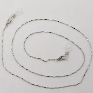 Gros plan détaillé de la chaîne de lunettes en métal argenté avec boucles en silicone et mousquetons.