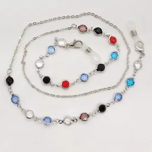 Vue de détail de la chaîne de lunettes en perles de verre colorées avec pierres et attaches.