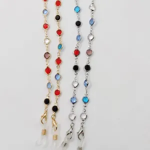 Gros plan sur la chaîne de lunettes en perles de verre colorées avec maillons or et argent.