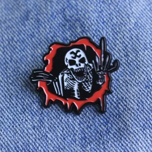 Gros plan d'un badge émaillé squelette punk horreur, design métallique audacieux pour vestes.