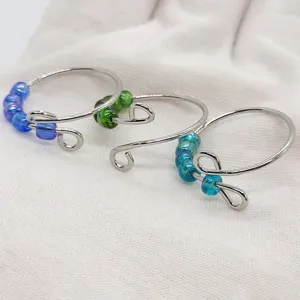 Anello anti-ansia in acciaio inossidabile con perle di vetro scorrevoli per donne.