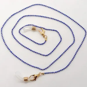 Nahaufnahme der eleganten dunkelblauen Perlen-Brillenkette im Detail mit goldenen Verschlüssen.