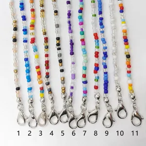 Primo piano dei dettagli delle catenine di perline colorate con varie combinazioni e moschettoni