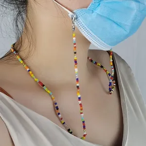 Dettaglio catenina per maschera in perline colorate, elegante cordino per occhiali e collana chic.