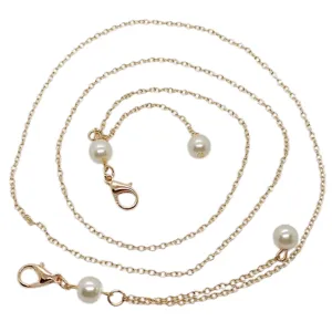 Gouden metalen kettingdetail met parel en karabijnhaak voor multifunctionele sieraden.