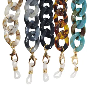 Catena per occhiali in acrilico dettaglio mascherina con maglie colorate e chiusure dorate.