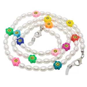 Détails en gros plan de la chaîne de lunettes en perles avec des fleurs souriantes colorées.
