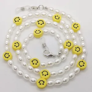 Chaine de lunettes en perles avec smiley laniere porte-masque detail de pres.