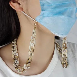 Primo piano dettaglio dell'accessorio catena per mascherina in tartaruga acrilica.