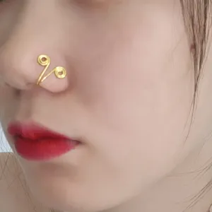 Falso anello nasale a clip in metallo dorato con design a doppia spirale, gioiello senza piercing.