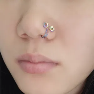 Primo piano di un finto anello da naso colorato con clip, gioiello punk non perforato.
