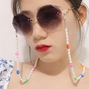 Gros plan détaillé de la chaîne de lunettes en perles avec des fleurs en argile polymère.