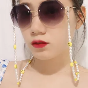 Vue de detail d'une chaine de lunettes en perles avec des perles souriantes jaunes, accessoire.
