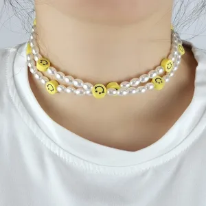 Collier de perles blanches double rang avec de jolies perles en argile avec smiley jaune.
