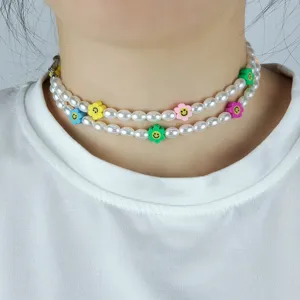 Collier de perles double couche avec pendentifs fleurs smiley colorées, accessoire mignon.