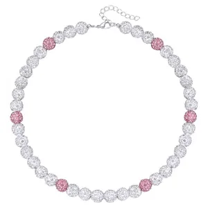 Vista dettagliata di una collana di perle di strass scintillanti con sfere rosa e bianche.
