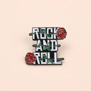 Close-up detail weergave van de rock and roll roos metalen emaille broche badge.