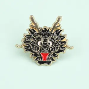 Primer plano detallado del broche insignia de metal esmaltado con dragón chino exquisito.