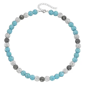 Dettaglio ravvicinato della collana di perle di strass scintillanti blu e bianche.
