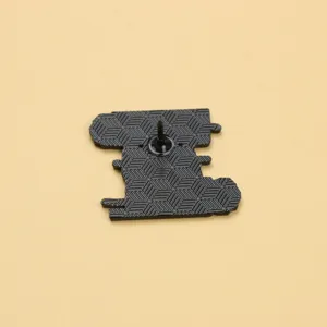 Gedetailleerd overzicht van de achterkant van de zwarte metalen speld met pin en afwerking.