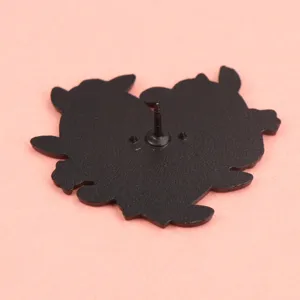 Vue détaillée du dos de la broche en émail métallique, finition noire, accessoire durable.