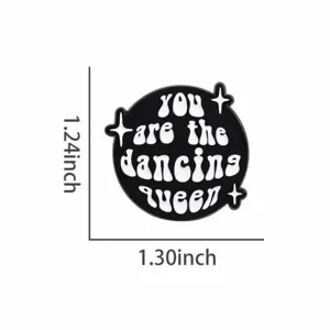 Spilla in smalto con citazione divertente, badge retrò bianco e nero dancing queen per borse.