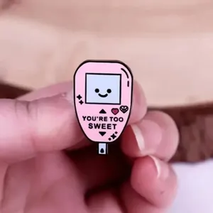 Spilla in smalto rosa con misuratore di glicemia e citazione dolce, badge in metallo per borse.