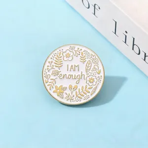 Runde Emaillierte Brosche mit Blumenkranz Design und motivierendem Spruch, stilvolles Accessoire.