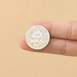 Emaille Brosche mit Blumenkranz und inspirierendem Spruch für ästhetische Taschen und Kleidung.